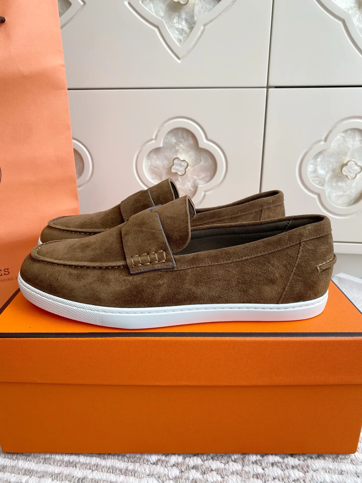 p560✨Hermes Couple Loafers｜Walking in the urban high-end, easily wearing Hermès temperament✨Who says luxury and comfort can’t have both?  This pair of H’s classic loafers really does it!  ▪️"Customized imported Yangjing fabric" is soft and delicate ▪️"Full sheepskin lining" + "soft-soled shoes" design. Your feet will be healed the moment you put them on~ It's like stepping on clouds☁️You won't feel tired after walking all day!  The iconic "H" buckle is low-key and luxurious. It is matched with a rubber outsole. It is lightweight and stylish. Whether you are commuting or shopping, you can easily achieve casual urban style🏙 Can be worn by couples. Full range of sizes, girls 35-41 | boys 39-45. Wear them together when going out. Sweet and high-end💑 Original mold opening. Details are in place. Those who understand will be attracted at a glance ️❤️ #Hermès loafers #coupleshoes #lightweight and versatile shoes